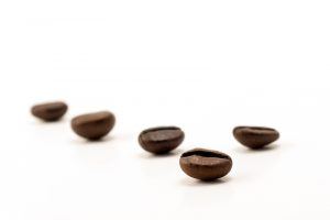 5 koffiebonen op een rijtje