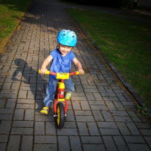 een kindje fiets op een kinderfietsje