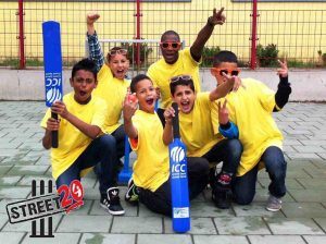 cricket voor kinderen, een groepsfoto van een paar jongens