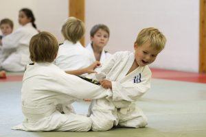 2 kleuters aan het judoën