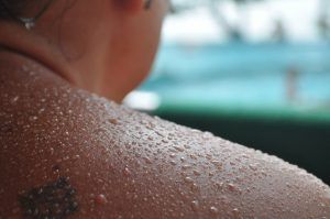 een close up van een schouder met waterdruppels