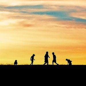 de silhouetten van 5 kinderen tijdens ondergaande zon