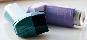 2 puffertjes om medicijnen binnen te krijgen bij astma