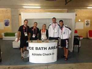atleten rondom een incheckbalie van the ice bath arena