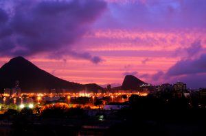 een mooi gekleurde avond lucht boven Rio