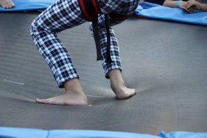 2 benen van een kind op een trampoline