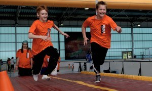 2 kinderen aan het rennen op een tumbling baan tijdens Special Heroes Day in Tilburg