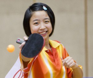 Vrouw slaat een pingpongbal met tennistafelbatje