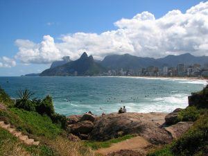 een baai bij Rio de Janeiro met op de achtergrond de skyline van de stad