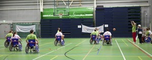 Rolstoelbasketballers tijdens een wedstrijd een sportzaal