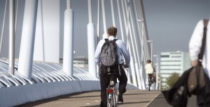 Man die over een brug fietst