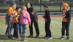 Annejet coacht kinderen op sportveld