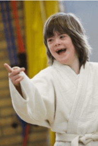 een kind met beperking in een judopak