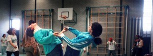 Jongeren sporten samen in een gymzaal