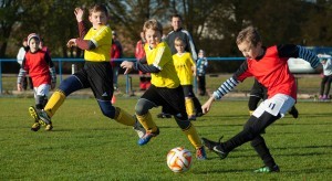 Een voetbalwedstrijd tussen 2 jeugdteams