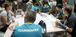 Vrijwilligers die om een tafel zitten en met elkaar in gesprek zijn
