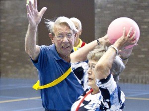 2 ouderen die een balspel spelen