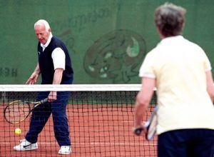 2 ouderen aan het tennissen