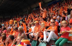 Toeschouwers in het oranje op de tribune bij WK Hockey