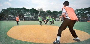 Kinderen sporten op een aangelegd sportveldje