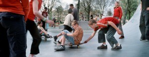 Jongeren op een skatebaan aan het spelen