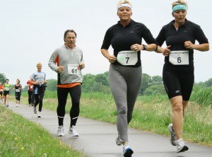 mensen aan het hardlopen tijdens een wedstrijd