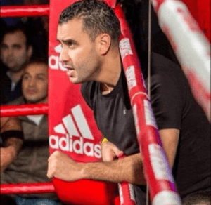 Nourdin El Otmani bij een boksring