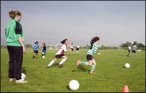 kinderen aan het voetballen