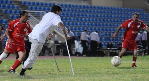 Voetballers met een lichamelijke beperking spelen een wedstijd