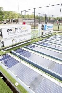 sportcomplex met zonnepanelen en reclameborden van oa Innosport