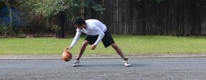 basketballer oefent met bal buiten