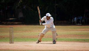 foto van een cricketter - batsman - die slaat naar de bal - als voorbeeld van een typische Britse sport