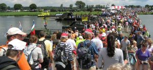 Een grote groep wandelaars tijdens de vierdaagse in Nijmegen