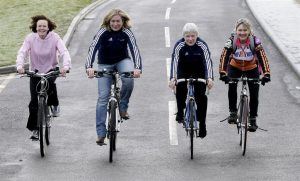 4 vrouwen naast elkaar op een fiets
