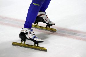 de benen van een schaatser die aan het schaatsen is