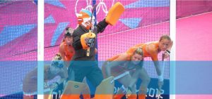 dames hockeyteam is tijdens een wedstrijd op de olympische spelen in Londen het doel aan het verdedigen
