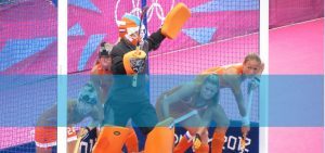 Oranje dames hockeyteam met z'n allen in het doel om te verdedigen