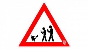 Een verkeersboord waarmee gewaarschuwd voor kinderen die bezig zijn met pokemon go