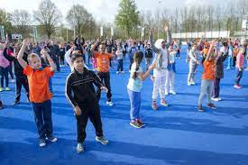 Buurtsportcoach zet kinderen in beweging tijdens een groot evenement