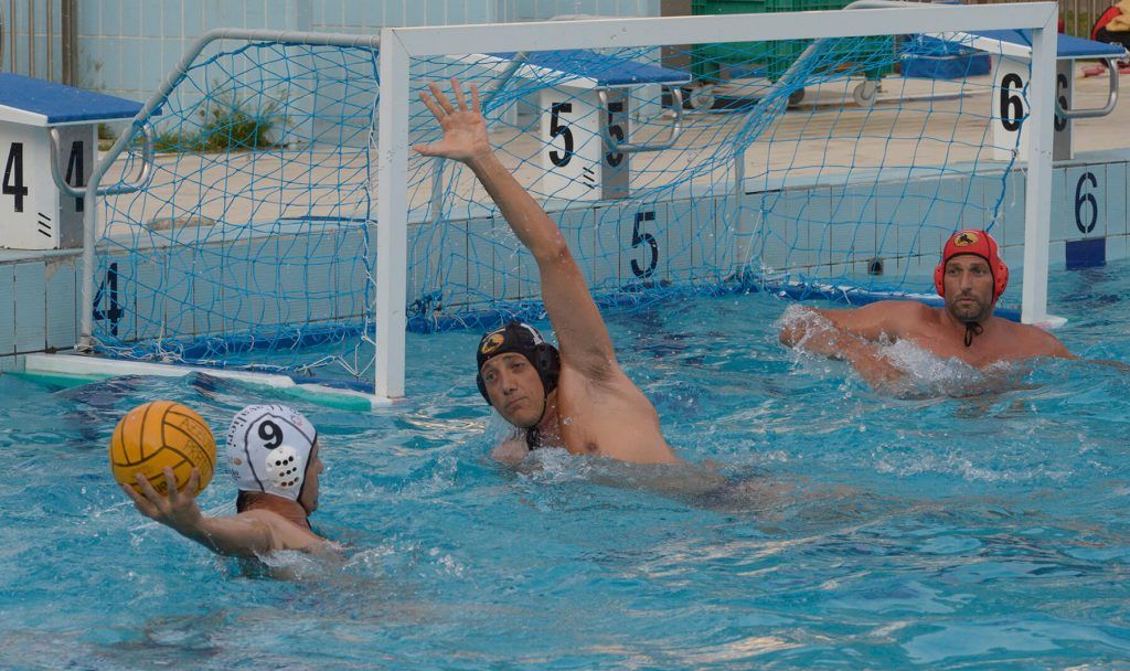 waterpolo mannen in actie tijdens een wedstrijd