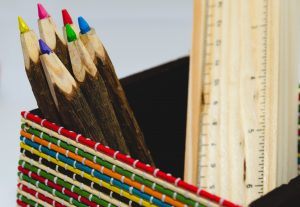 potloden en liniaal in een pennenbakje