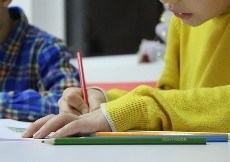Een kind schrijft met een potlood