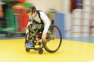 Een jongen in een rolstoel doet de Shuttleridetest