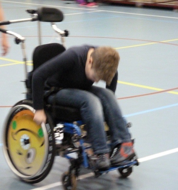 een jongen in een rolstoel doet de one-stroke-push-test