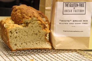 een glutenvrij brood en een mix voor glutenvrij brood