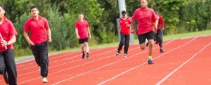 Jongeren aan het hardlopen op de atletiekbaan