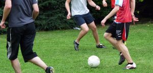 jongeren aan het voetballen