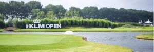 een golfbaan met de letters KLM Open aan de rand van de baan