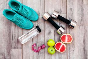 sportschoenen, gewichten en gezonde voeding