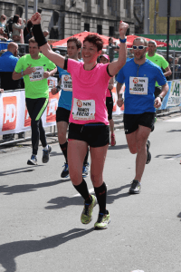Nancy Gerritsen in actie. Zij komt al juichend en rennend over de finish